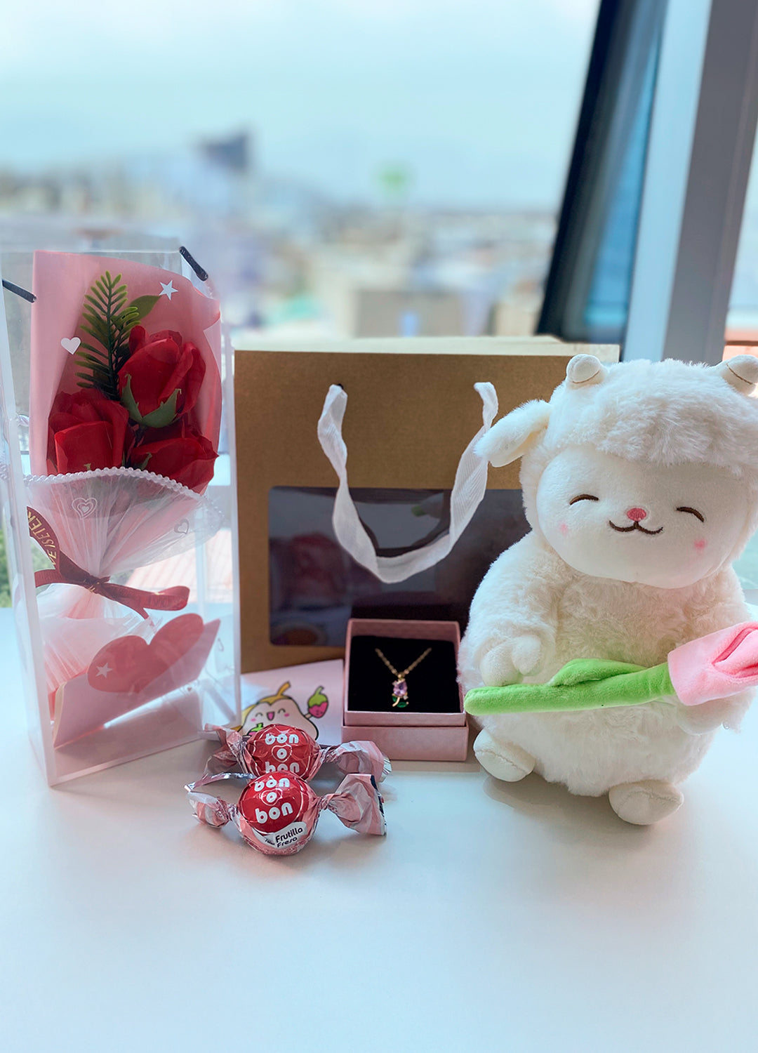 Box peluche, collar y ramo de rosa (peluche y collar a elección)